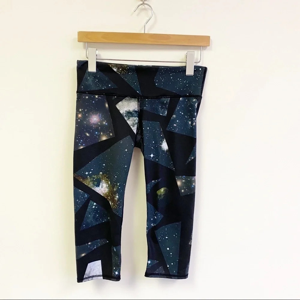 Alo Yoga || Geo Galaxy Capri‎ Leggings Space Black XS